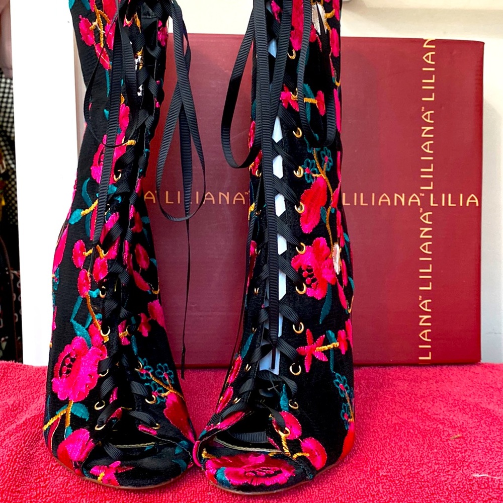 Unique- Floral Print Bootie